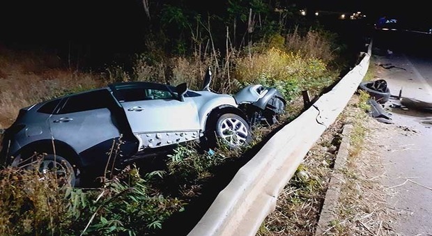 Incidente nel Barese, carambola tra auto: una Renault sfonda il guardrail e finisce nella scarpata