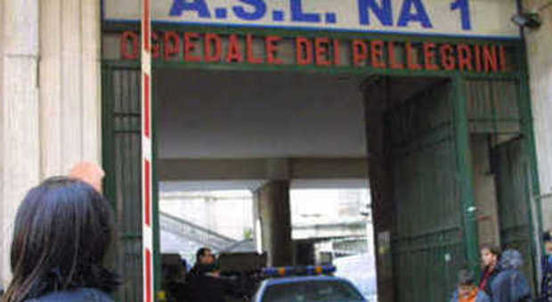 Napoli, 22enne ferito a colpi di pistola davanti a una sala giochi