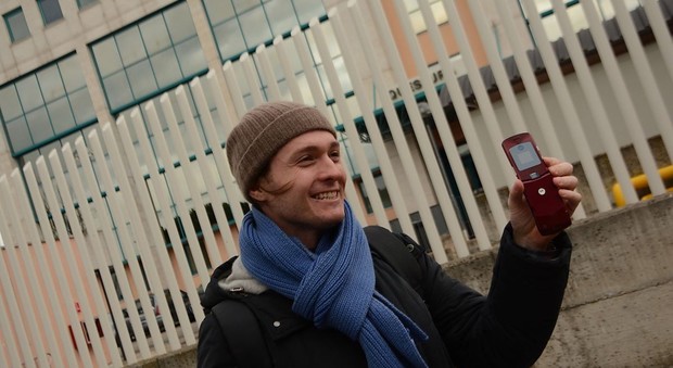 Raffaele Sollecito mostra il cellulare che gli è stato restituito dalla polizia