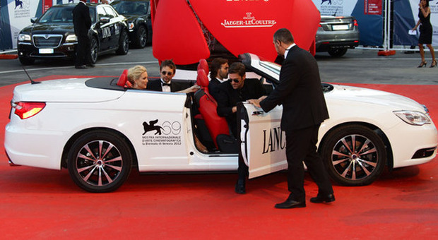 Kate Hudson e Matt Bellamy arrivano alla Mostra del Cinema con la Lancia Flavia Red Carpet