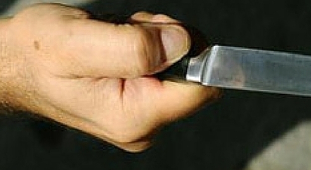 Panico sull'autobus: estrae il coltello e minaccia i passeggeri a bordo