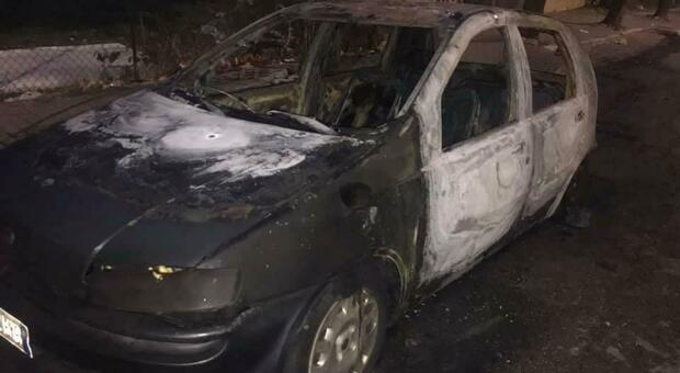 Pescara, bruciata auto a Rancitelli. Il comitato: «Colpito un cittadino onesto»