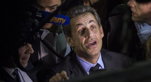 Parigi, Sarkozy torna alla politica: «Non ho mai mentito ai francesi, non avevo scelta»