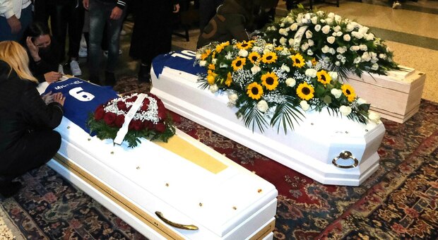 In migliaia ai funerali di Marco, Michael, Filippo, i tre ragazzi morti nell'incidente di Grignano