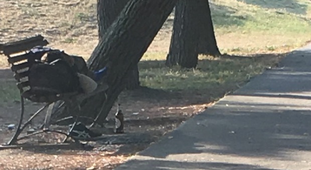 Senigallia, ubriaco sulla panchina tra i bambini al parco della Pace