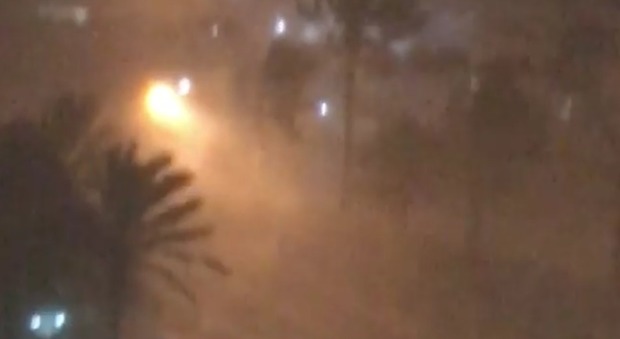 Alesandro Nesta pubblica video dell'uragano Irma: «E' iniziato adesso, non corriamo rischi»