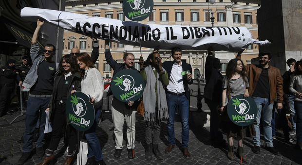 I radicali davanti Montecitorio
