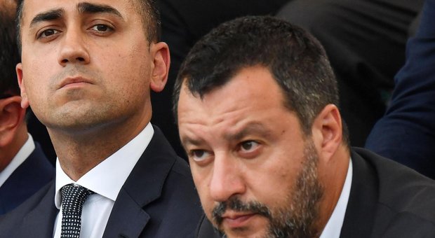 Salvini-Di Maio, la tregua d'estate: «Il governo va avanti». Mattarella: «Collaborate»