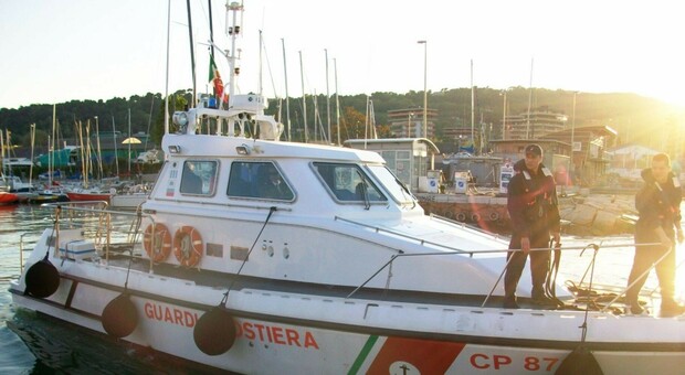 Una motovedetta della Capitaneria di Porto (foto di archivio)