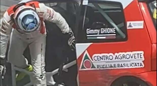 Jimmy Ghione lascia l'abitacolo della sua auto dopo l'incidente