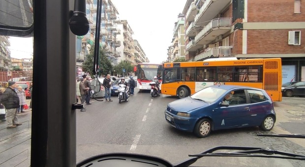Napoli, l'inferno quotidiano degli autisti Anm a Soccavo: «Bloccati nel traffico, insultati e minacciati»