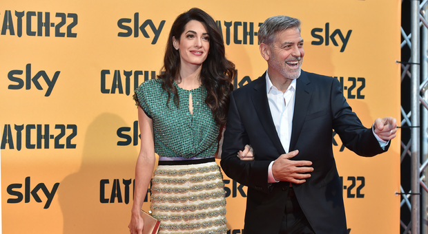 CATCH-22, presentata a Roma l’anteprima europea con George Clooney, sul red carpet anche la moglie Amal