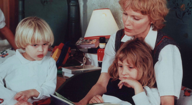 Mia Farrow in una foto che risale a quando Ronan e Dylan erano bambini