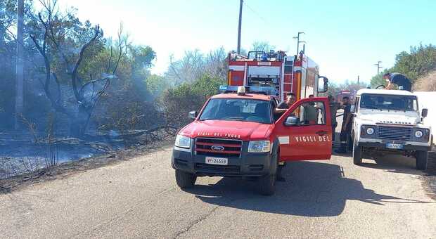 Incendi nel Salento: paura a Baia Verde, evacuate le case a Barbarano. Roghi a Otranto e Porto Cesareo