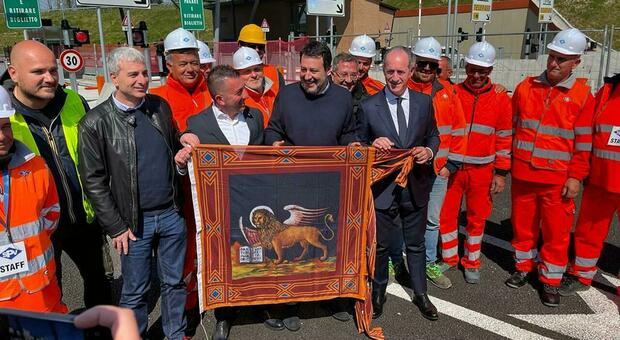 Luca Zaia e Matteo Salvini con i lavoratori sulla Pedemontana Veneta
