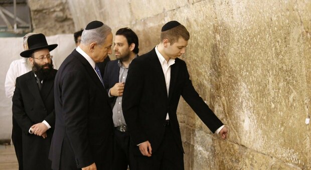 Netanyahu, il figlio Yair resta a Miami. Scoppia la polemica: «Si gode la vita mentre noi siamo in guerra»