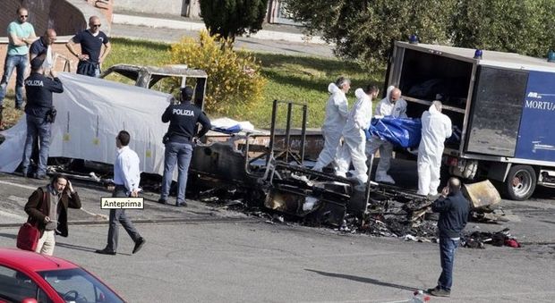 Tre morti nel rogo di un camper a Roma, i residenti: «Troppi furti, qui c'è intolleranza». Ma c'è anche chi porta fiori