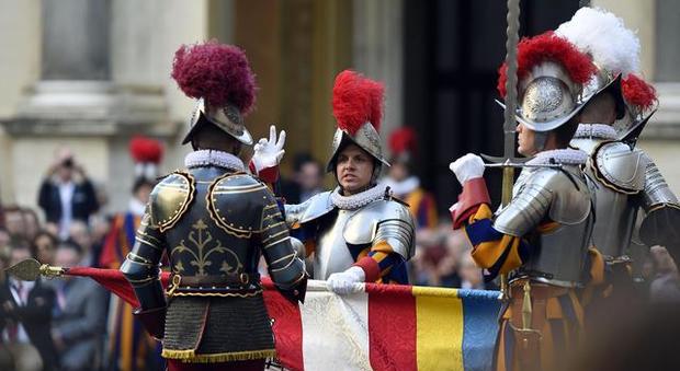 Vaticano, giurano le nuove guardie svizzere: ma sono nove in meno dell'anno scorso