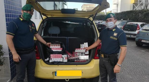 Contrabbandiere col reddito di cittadinanza: bloccato con 15 chili di sigarette nell'auto