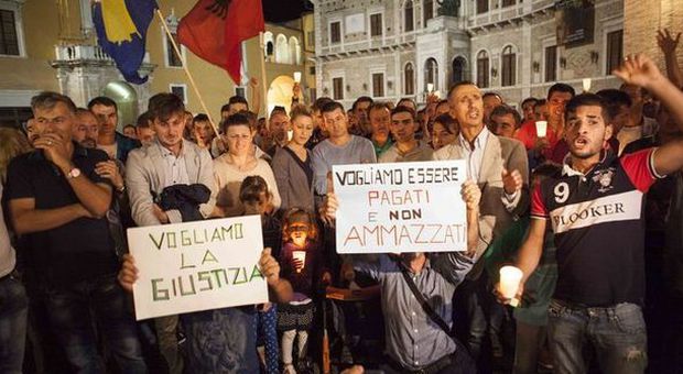 Folla alla fiaccolata: "Vogliamo giustizia" Grido per i due operai kosovari uccisi