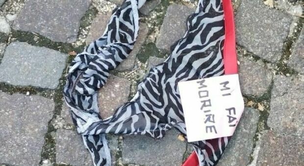 Messaggi sulla biancheria intima lasciata in strada ad Arpino: «Mi fai impazzire»