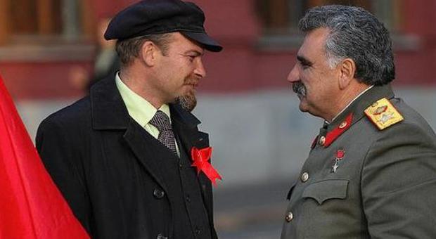 Rissa tra sosia a Mosca: Stalin picchia Lenin nella Piazza Rossa