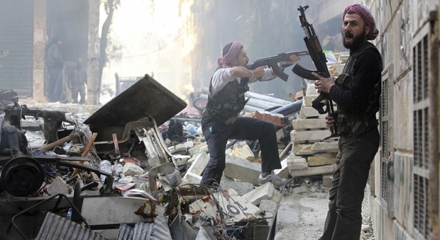 Siria, ad Aleppo fosse comuni con 21 corpi: anche bambini e donne