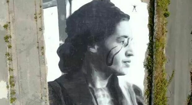 Jorit, ecco il murales più grande di sempre: il volto di Rosa Parks nell'officina Eav di Quarto
