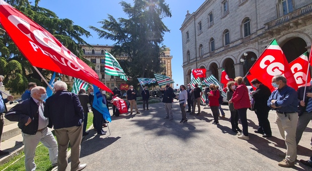 Il presidio dei sindacati davanti alla Prefettura di Perugia