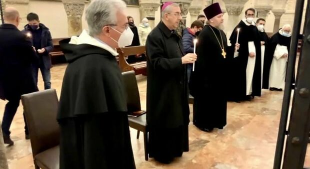 Ucraina, cattolici e ortodossi russi in preghiera sulla tomba di San Nicola a Bari: «Siamo strumenti della tua pace»