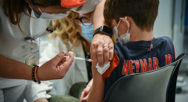 Bambini ricevono il vaccino contro il Covid-19 sbagliato