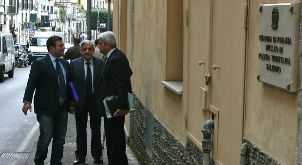 L'es deputato Paolo Del mese (al centro) con i suoi legali durante gli interrogatori alla guardia di finanza