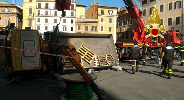 Roma, camion gru si ribalta in piazza del Parlamento: abbattute due colonnine di marmo