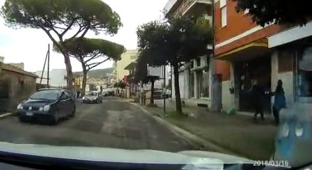 Un frame del video registrato dalla telecamera posizionata in un'auto