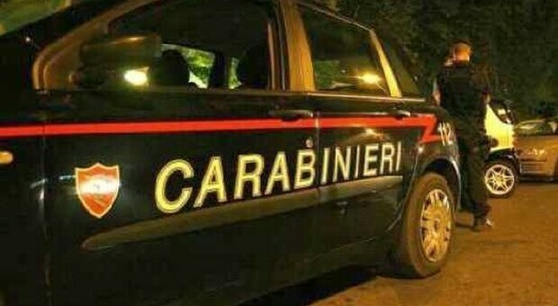 Bologna, lei lo aspetta in camera al buio lui chiama i carabinieri: «Pensavo fosse un ladro»