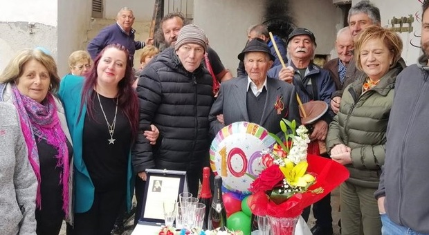 Frosinone, Isidoro compie 100 anni: grande festa a Veroli, medaglia e targa