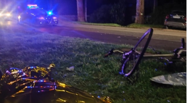 Investito da un'auto in bicicletta su via Epitaffio: morto un giovane di 28 anni