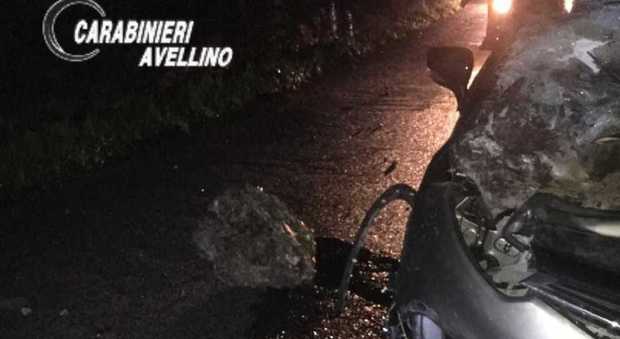 Tragedia sfiorata in Irpinia: piovono massi, colpita un'auto