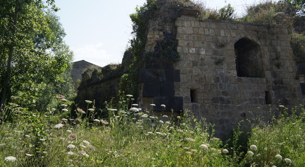 Forte di Vigliena a Napoli, volontari in azione per recuperare il monumento storico