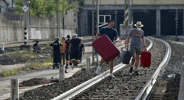 «Frenata e fumo, poi un km a piedi»: incidente al Frecciarossa, caos e decine di treni in ritardo