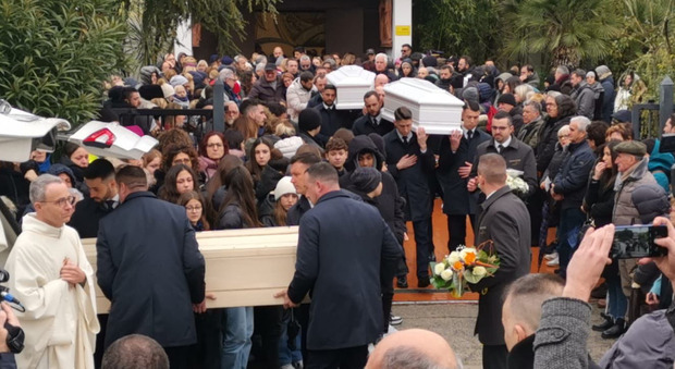 I funerali di Andrea Silvestrone e dei suoi figli a Pescara