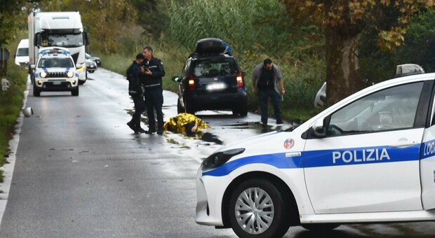 Incidente a Fiumicino, morto un ragazzo: il 32enne ha perso il controllo dello scooter e si è scontrato con un'auto