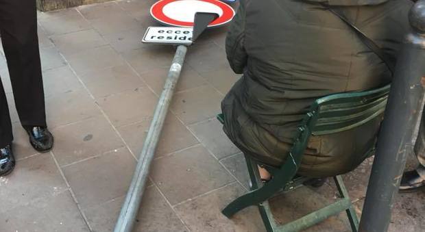 Napoli, cade un palo, donna ferita: «Serve un controllo straordinario»