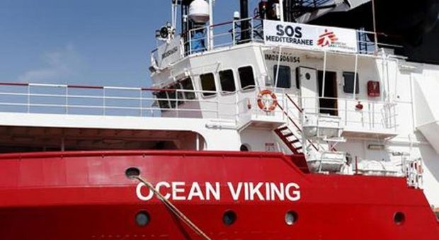 Sbarcano i migranti della Ocean Viking, Taranto si mobilita: «Pronti ad accoglierli»