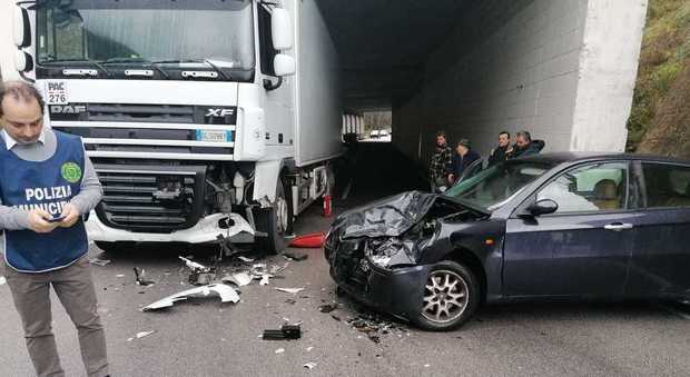Incidente sulla Mingardina: camion contro auto, ferite due donne