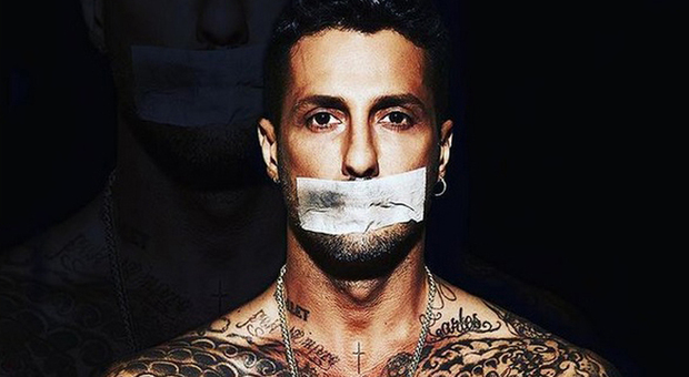 Fabrizio Corona in tribunale senza mascherina a Milano, richiamato dal giudice: «Come sto? Sono arrabbiato»