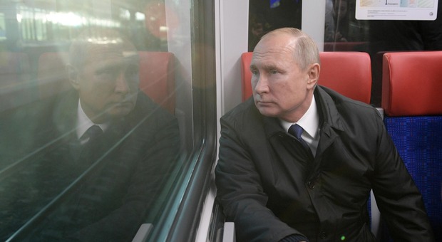 Putin ha una ferrovia segreta, la rivelazione choc: «Si sposta a bordo di un treno blindato»