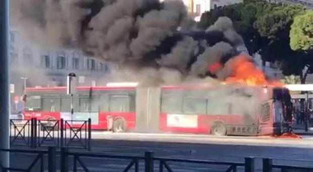 Roma, bus in fiamme a Termini: paura tra i passeggeri