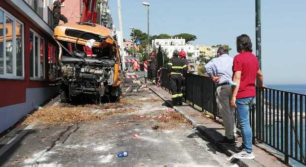 Minibus caduto a Capri, trasferimento a Napoli per le perizie sulle cause dell'incidente