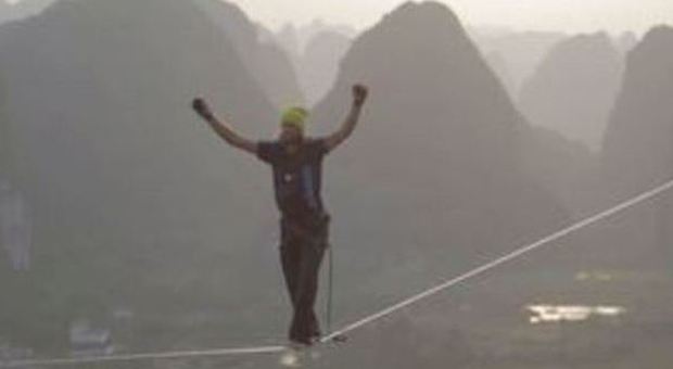 Cina, cammina su una fune a 100 metri di altezza: il record del funambolo Alexander